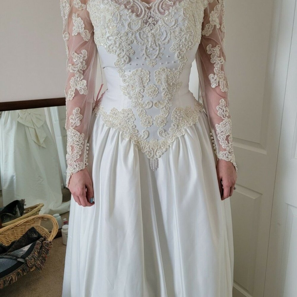 Un-altered Off-White Sweetheart Bridal Vintage Wedding Dress, Size 12,